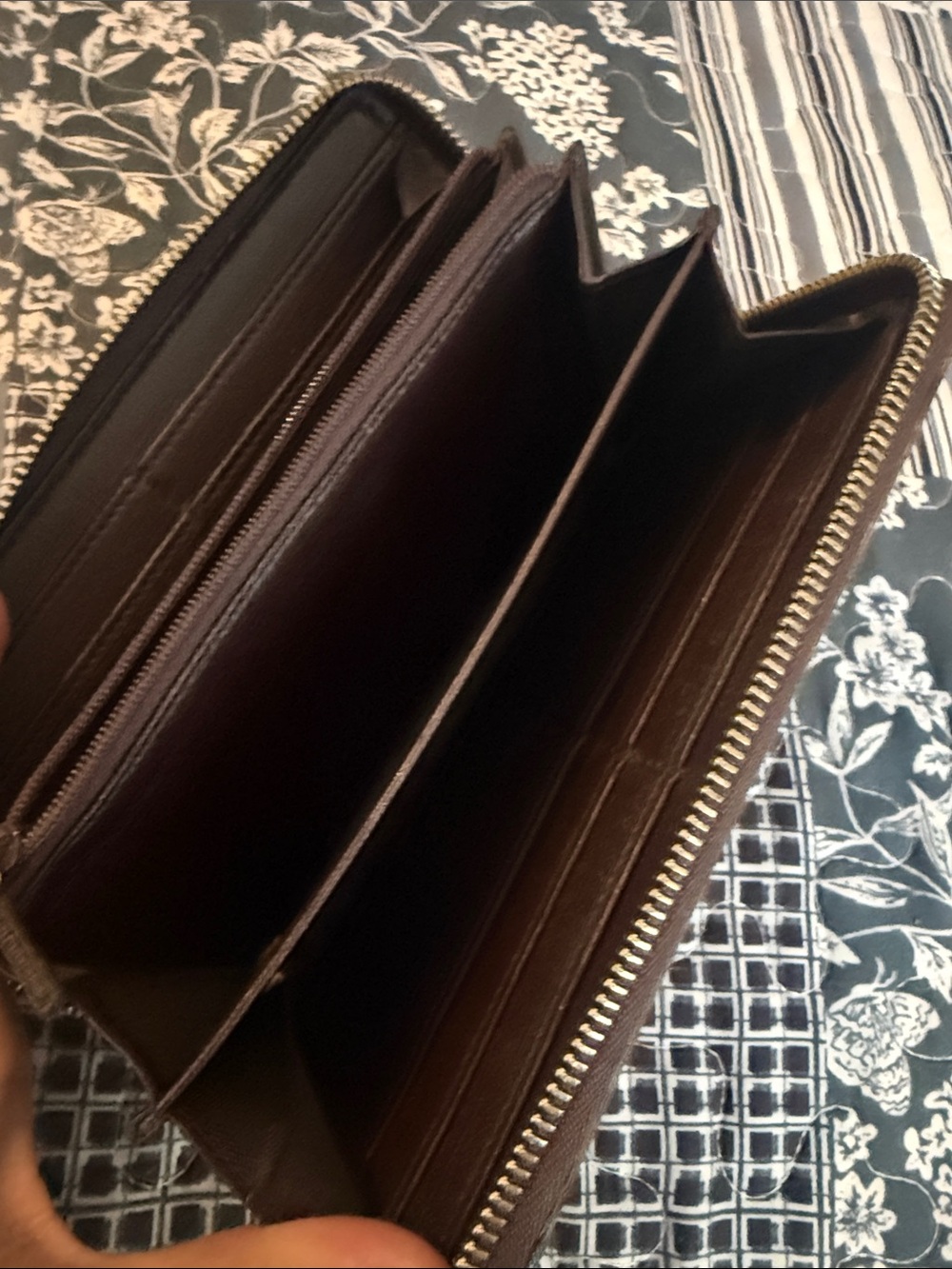 Gucci Brown Zip Wallet with Signature Webbing and Gold Accent - Picture 4 of 10